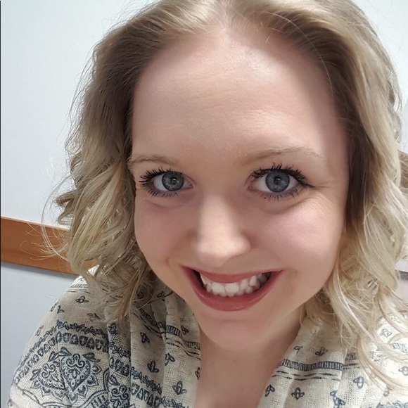 Meet your Posher, Brooke - Picture 1 of 1